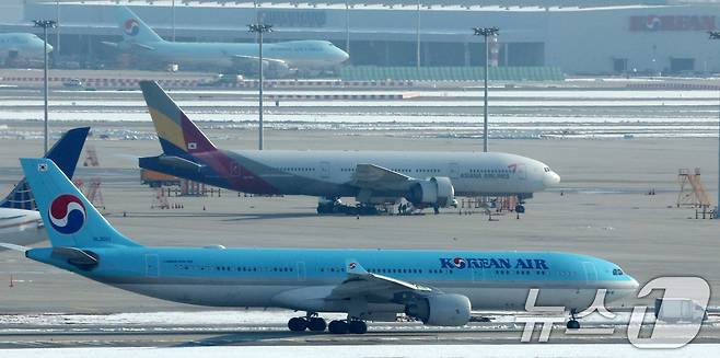 29일 오전 인천국제공항에서 대한항공 항공기가 아시아나 항공기 앞으로 지나가고 있다. 2024.11.29/뉴스1 ⓒ News1 장수영 기자