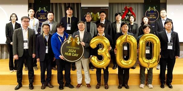 조영서 KB금융그룹 디지털부문 부사장이(아랫줄 왼쪽에서 네 번째) '2024 HUB Day'에 참석한 스타트업의 임직원들과 기념촬영을 하고 있다. KB금융그룹