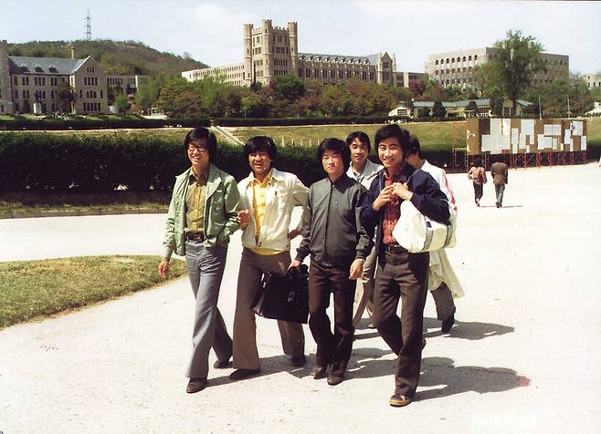 고 김두황(왼쪽에서 두 번째)의 생전 고려대 재학시절 모습. 한겨레 자료사진