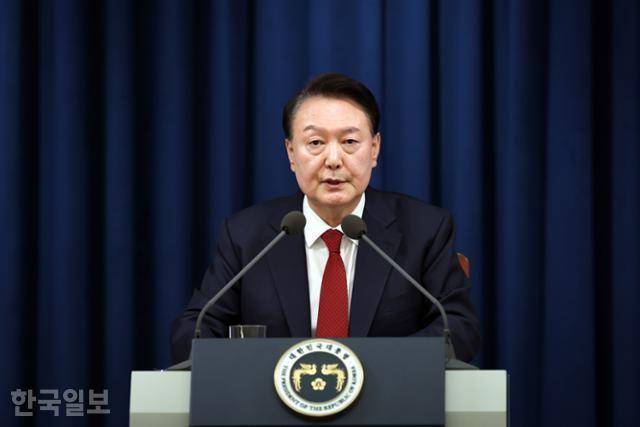 윤석열 대통령이 3일 서울 용산 대통령실 청사에서 긴급 브리핑을 하고 있다. 윤 대통령은 “비상계엄을 통해 망국의 나락으로 떨어지는 자유 대한민국을 재건하고 지켜낼 것”이라고 말했다. 대통령실 제공