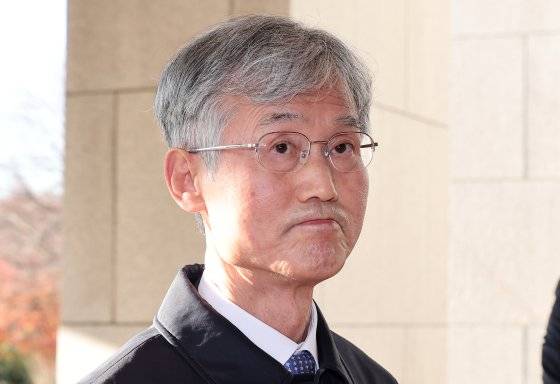 조희대 대법원장이 4일 오전 서울 서초구 대법원으로 출근하며 윤석열 대통령의 비상계엄 선포에 관한 취재진의 질문에 답하고 있다. 뉴스1