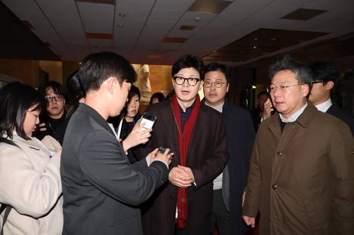 국민의힘 한동훈 대표가 3일 저녁 국회 본관에 도착해 이동하고 있다. 연합뉴스