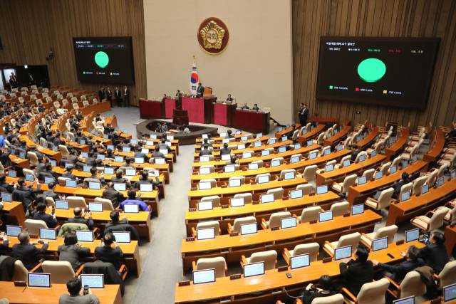윤석열 대통령이 비상계엄령을 선포한 가운데 4일 새벽 서울 여의도 국회 본회의장에서 열린 본회의에서 비상계엄 해제 요구 결의안이 통과되고 있다. 뉴스1
