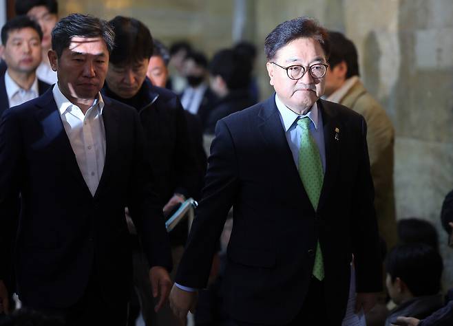 우원식 국회의장이 4일 새벽 담화문을 발표하기 위해 국회 본회의장 앞으로 이동하고 있다. 국회는 이날 비상계엄령 해제를 가결했다. ⓒ연합뉴스