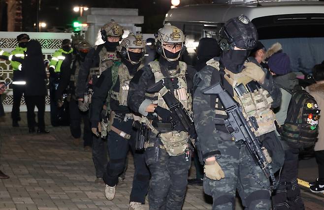 국회 본회의에서 비상계엄 해제를 의결한 4일 새벽 군 병력이 국회에서 철수하고 있다. ⓒ연합뉴스