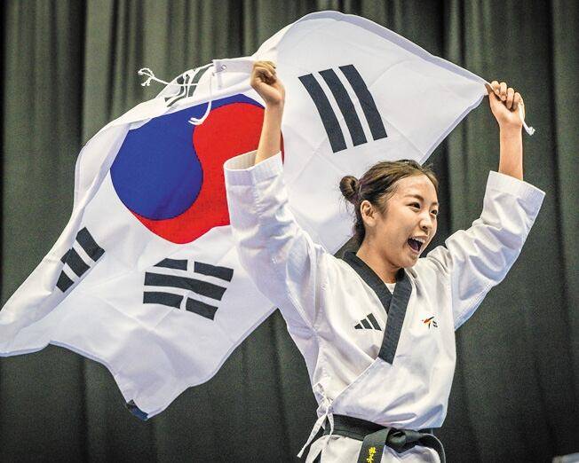 이주영이 3일 세계선수권 품새에서 우승한 뒤 태극기를 들고 환호하고 있다. /세계태권도연맹