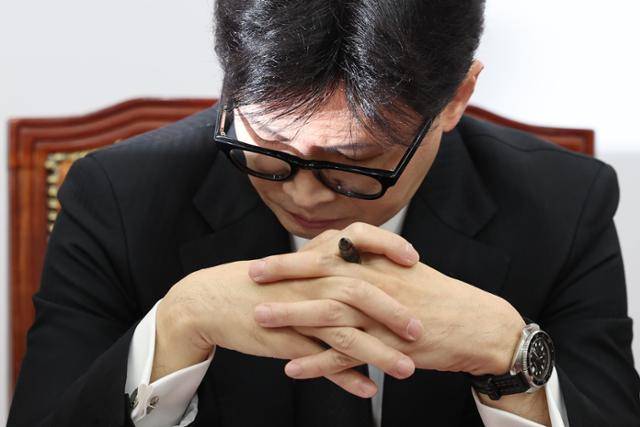 한동훈 국민의힘 대표가 5일 오전 국회에서 열린 최고위원회의에서 생각에 잠겨 있다. 뉴시스