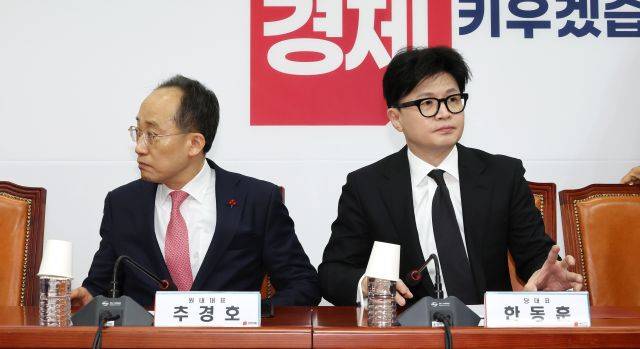 한동훈 국민의힘 대표(오른쪽)와 추경호 원내대표가 5일 오전 국회에서 열린 최고위원회의에 입장해 자리하고 있다. 연합뉴스