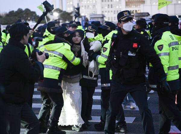 4일 오전 국회 앞에서 경찰이 도로를 통제하고 있다. 조주현기자