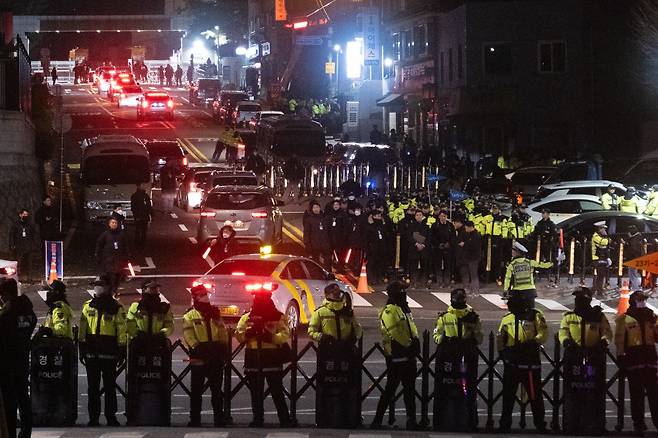 12월4일 새벽 서울 용산 대통령실 앞에서 경찰병력이 출입을 통제하고 있다. ⓒ시사IN 이명익