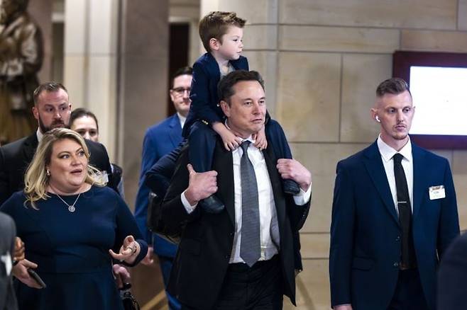 5일(현지 시각) 정부효율부 공동 수장으로 지명된 비벡 라마스와미 전 공화당 대선 경선 후보와 국회를 방문한 테슬라 CEO 일론 머스크 /EPA 연합뉴스