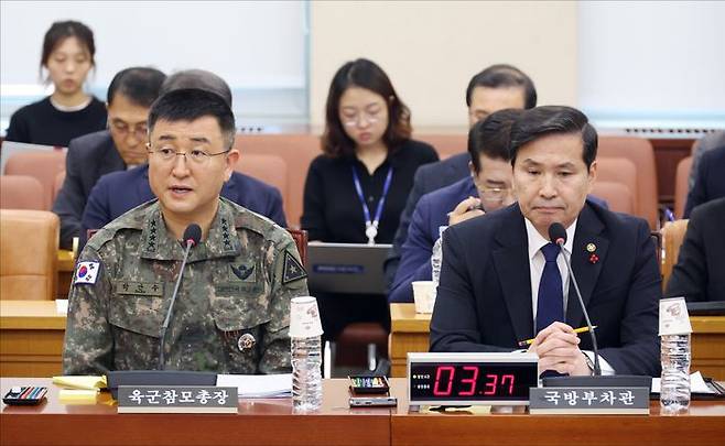 계엄사령관이었던 박안수 육군참모총장과 김선호 국방부 장관 직무대리(차관)가 5일 서울 여의도 국회에서 열린 국회 국방위원회 전체회의에서 '비상계엄' 관련 질의에 답변하고 있다. ⓒ데일리안 홍금표 기자