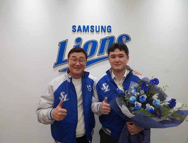 6일 삼성 라이온즈와 FA 계약한 최원태(오른쪽)가 이종열 단장과 얘기를 나누고 있다. 사진=삼성 라이온즈