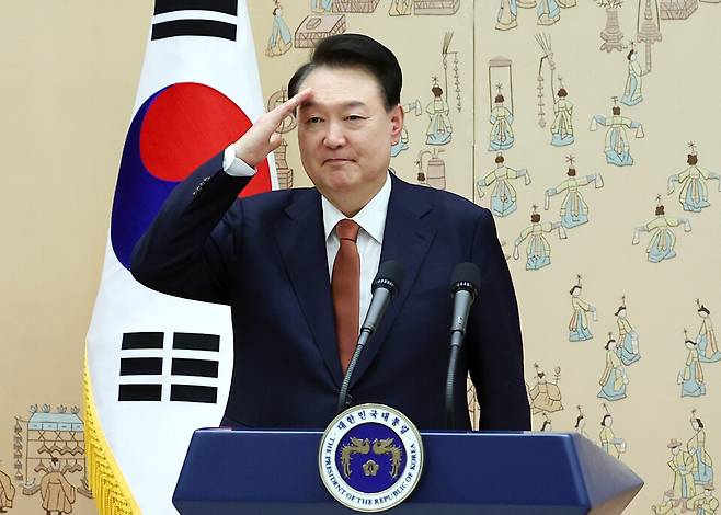 윤석열 대통령이 11월27일 서울 용산 대통령실 청사에서 열린 중장 진급·보직 신고 및 삼정검 수치 수여식에서 중장 진급자들로부터 거수경례를 받고 있다. ⓒ연합뉴스 