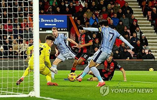 토트넘은 6일(한국시간) 영국 본머스에 있는 바이털리티 스타디움에서 열린 본머스와의 2024-2025시즌 프리미어리그 14라운드 원정 경기에서 0-1로 패했다. 손흥민이 올 시즌 첫 교체로 출전했지만, 토트넘은 본머스에 압도적으로 밀리면서 충격 패를 당했다. 연합뉴스