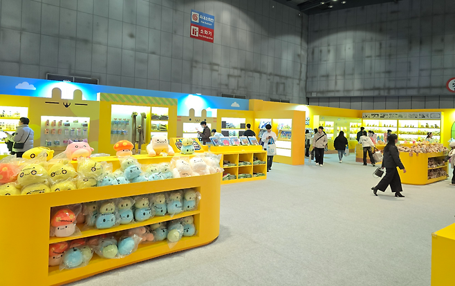 팝업 스토어 형태의 토이 팩토리 부스.