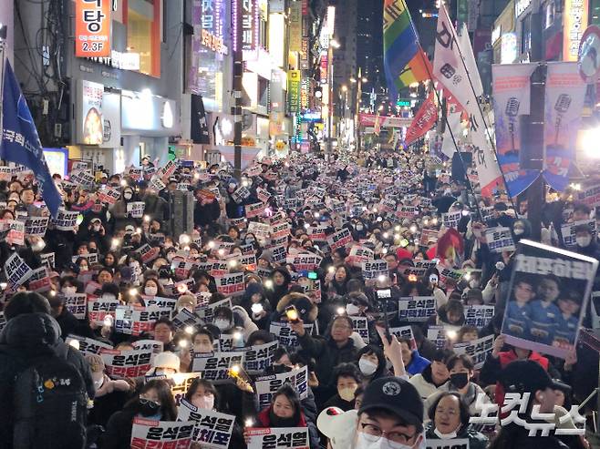 불법적인 비상 계엄을 선포한 윤석열 대통령에 대한 국회 탄핵소추안 표결이 진행되는 7일 부산 부산진구 서면 일대에 수천 명의 시민이 모여 정권 퇴진을 촉구하고 있다. 김혜민 기자
