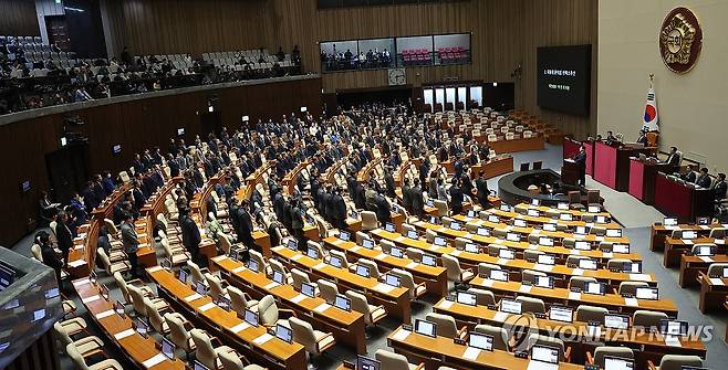 표결 불참한 국민의힘 의원 호명하는 야당 의원들 (서울=연합뉴스) 김주성 기자 = 7일 오후 국회 본회의에서 야당 의원들이 윤석열 대통령의 탄핵소추안 표결에 불참하기 위해 퇴장한 국민의힘 의원들의 이름을 일일이 호명하고 있다. 2024.12.7 utzza@yna.co.kr