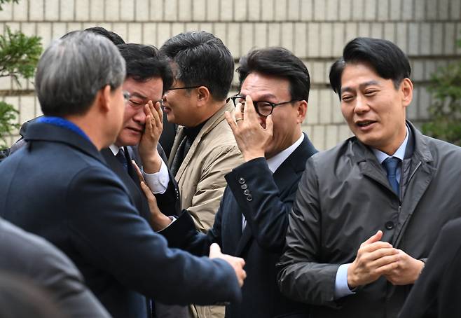 더불어민주당 이재명 대표가 지난달 25일 서울 서초구 서울중앙지법에서 열린 '위증교사' 혐의 사건 1심 선고 공판에서 무죄선고를 받은 뒤 민주당 의원들이 눈물을 흘리고 있다. /연합뉴스