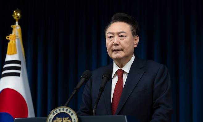 윤석열 대통령이 지난 7일 서울 용산 대통령실 브리핑룸에서 비상계엄과 관련해 대국민담화를 열어 사과를 하고 있다. 대통령실 제공