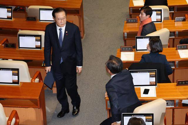 박성재 법무부 장관이 7일 국회에서 열린 제418회국회(정기회) 제17차 본회의에서 '김건희 특검법'에 대한 재의 요구 이유 설명을 마친 뒤 자리로 돌아가며 신장식 조국혁신당 의원을 노려보고 있다. 뉴시스