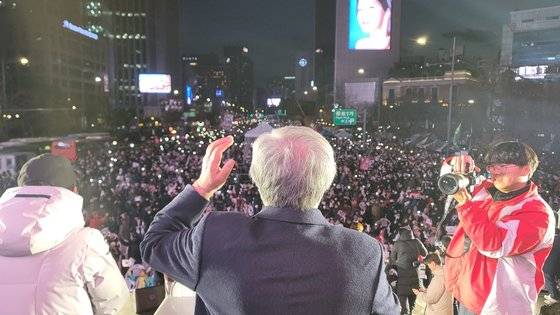 7일 서울 광화문 일대에서 열린 윤석열 대통령 지지 집회에서 전광훈 사랑제일교회 목사가 '김건희 특검법안' 부결 소식을 전하는 모습. 김창용 기자