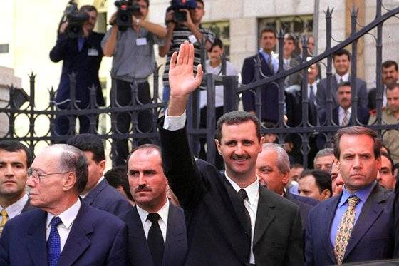 지난 2000년 7월 17일(현지시간) 다마스쿠스 의회 밖에서 지지자들에게 손을 흔들고 있는 바샤르 알아사드 시리아 대통령. AFP=연합뉴스