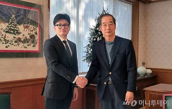 (서울=뉴스1) = 한동훈 국민의힘 대표(왼쪽)이 7일 서울 종로구 총리공관을 찾아 한덕수 국무총리와 긴급 회동하고 있다. (국민의힘 제공) 2024.12.7/뉴스1 Copyright (C) 뉴스1. All rights reserved. 무단 전재 및 재배포, AI학습 이용 금지. /사진=(서울=뉴스1)