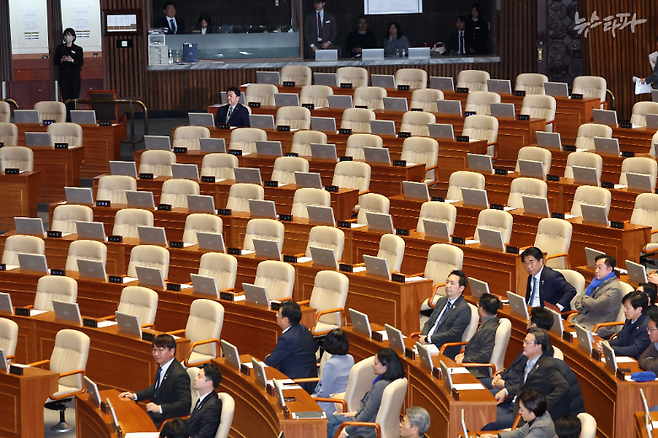 △ 7일 오후 윤석열 대통령 탄핵소추안 표결을 앞두고 국민의힘 국회의원들이 퇴장했다.