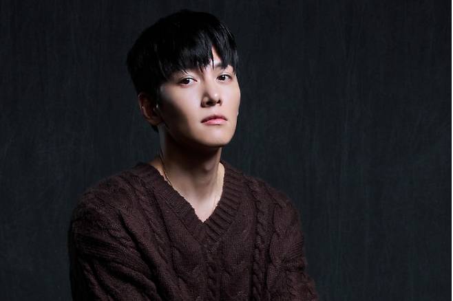 지창욱은 남다른 스티커 사랑을 보인다. 이번 인터뷰에서도 본인의 텀블러에 스티커가 화려하게 붙여져 있었다. 그는 최근 중고 거래 앱을 통해 '포켓몬스터 띠부띠부실'을 26만 원에 거래했다고 밝혀 눈길을 끌기도 했다. 월트디즈니 컴퍼니 코리아 제공