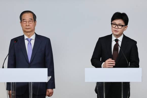 한동훈 대표·한덕수 총리, 공동 담화문 발표 - 국민의힘 한동훈 대표와 한덕수 국무총리가 8일 오전 서울 여의도 국민의힘 당사에서 국정 수습 방안에 대한 공동 담화문을 발표하고 있다. 2024.12.8 연합뉴스