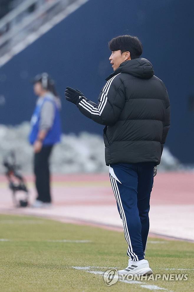 작전 지시하는 김두현 감독 (서울=연합뉴스) 신현우 기자 = 1일 서울 목동운동장에서 열린 K리그 승강 플레이오프(PO) 1차전 서울 이랜드 FC와 전북 현대의 경기. 전북 김두현 감독이 작전을 지시하고 있다. 2024.12.1 nowwego@yna.co.kr