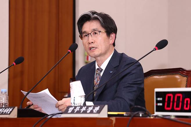 오동운 공수처장이 9일 서울 여의도 국회에서 열린 비상계엄 사태와 관련한 윤석열 대통령 등의 내란 혐의 진상규명을 위한 상설특검 수사요구안 등에 관한 법제사법위원회 전체회의에서 의원 질의에 답변하고 있다. /뉴스1