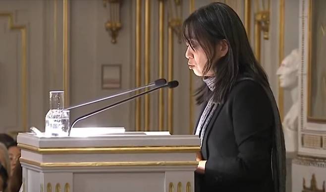 7일 오후 스웨덴 스톡홀름에 있는 한림원 그랜드홀에서 ‘노벨상 연설’을 하는 한강 작가. 노벨상 공식 유튜브 갈무리