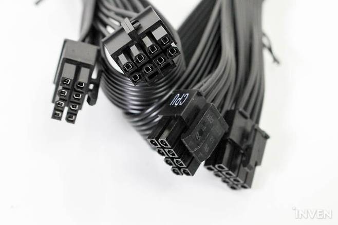 ▲ 8핀(4+4) CPU 보조전원 케이블 x2