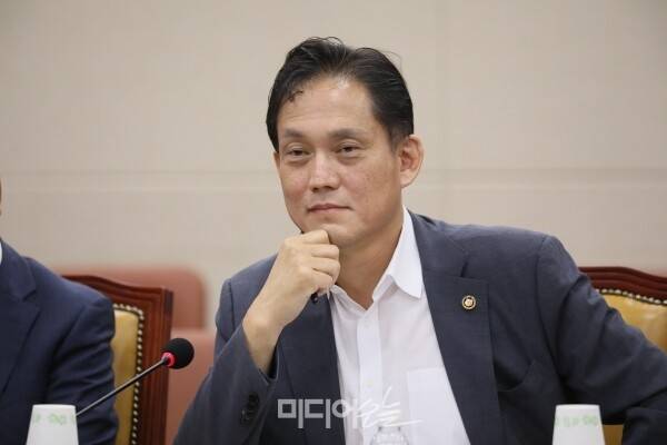 ▲지난 8월 국회 과학기술정보방송통신위원회에 증인으로 참석한 김태규 위원장 직무대행이 발언하는 모습. 사진=김용욱 기자.