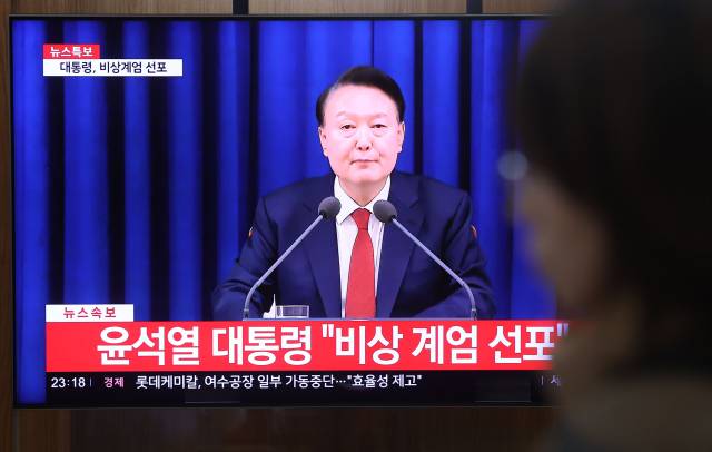 윤석열 대통령이 비상계엄을 선포한 12월 3일 서울역에 관련 뉴스가 나오고 있다. (연합뉴스)