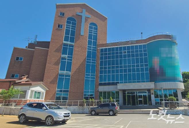 교회에서 생활하던 여고생을 장기간 학대해 숨지게 한 혐의로 기소된 그라시아스합창단원과 교주 딸이 지내던 기쁜소식선교회 소속 인천 교회 모습. 주영민 기자