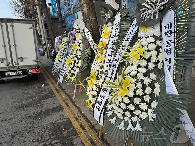 윤석열 대통령 탄핵소추안 표결 불참과 관련해 '1년 뒤엔 다 찍어주더라'는 발언으로 논란을 빚은 윤상현 국민의힘 인천 미추홀구 사무실 앞에 근조화환이 도착해 있다.(독자 제공)2024.12.10/뉴스1 ⓒ News1 박소영 기자