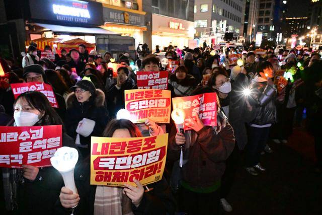 윤 대통령에 대한 탄핵소추안이 주말 새 열린 국회 본회의에서 의결 정족수 미달로 불성립된 후 첫 평일인 9일 서울 여의도 일대에 모인 시민들이 탄핵안 투표를 거부한 국민의힘을 규탄하러 중앙당사로 행진하고 있다. 이한호 기자