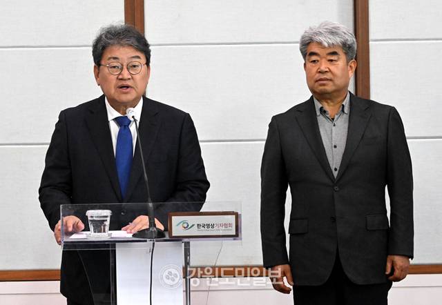 ▲ 더불어민주당 춘천·철원·화천·양구을 지역위원회(위원장 유정배)는 10일 오후 도청에서 기자회견을 갖고, 계엄 선포 당시 육군 21사단에서 양구군청 시설 일부를 점거한 것을 규탄하며 위법행위 소명을 촉구했다. 김정호