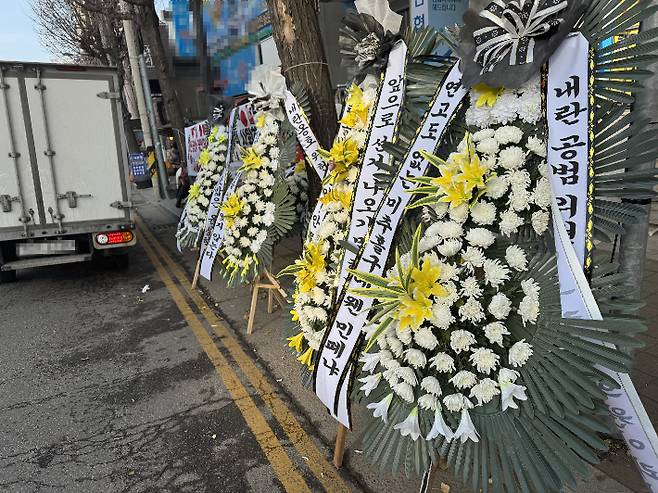 10일 인천 미추홀구 국민의힘 윤상현 의원 사무실 건물 앞에 놓인 근조화환들. 독자 제공