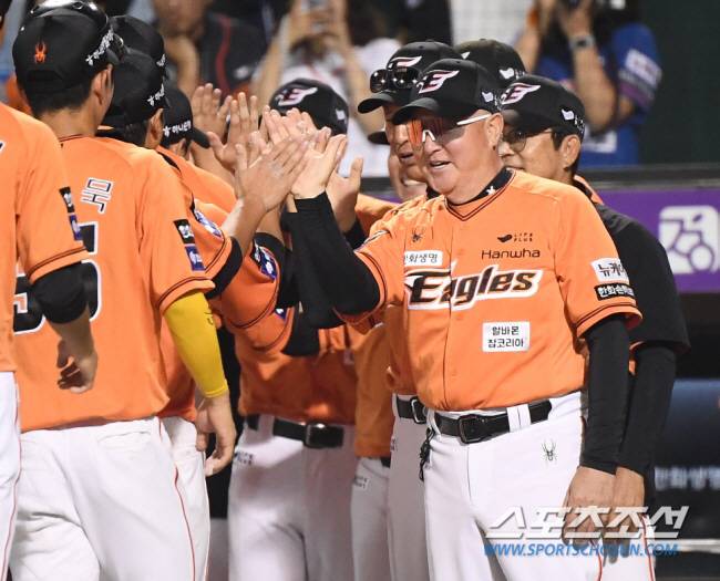 27일 대전 한화생명이글스파크에서 열린 KIA-한화전. 한화가 8대0으로 승리한 가운데 김경문 감독이 선수들과 하이파이브하고 있다. 대전=정재근 기자 cjg@sportschosun.com/2024.9.27/