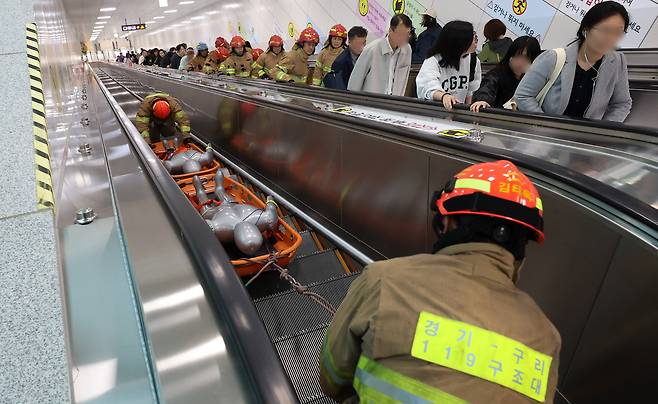 지난 10월 22일 오후 경기 구리시 8호선 구리역에서 '2024년 재난대응 안전한국훈련'에서 소방대원이 에스컬레이터 사고 인명 구조 훈련을 하는 모습. 기사 내용과 무관한 사진. /뉴시스