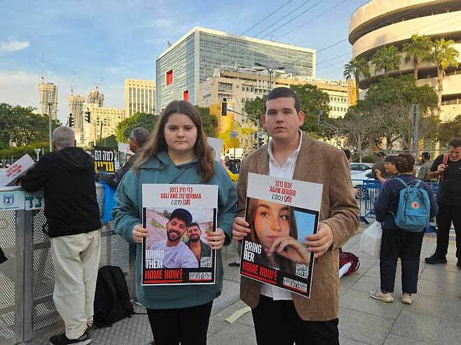 10일 이스라엘 텔아비브 법원 앞에서 아드바 코헨(20·왼쪽)씨와 라비 로젠벨트(18)씨가 하마스에 붙잡힌 인질들의 사진을 들고 베냐민 네타냐후 총리를 규탄하는 시위에 참석하고 있다./김지원 특파원