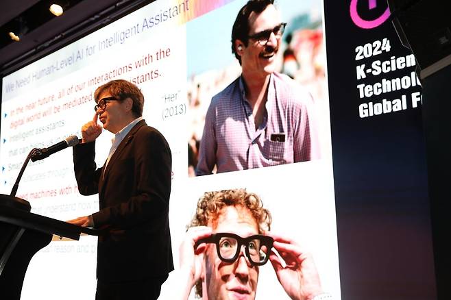 11일 서울 영등포구 여의도 페어몬트 앰배서더 호텔에서 과학기술정보통신부가 주최한 '2024 K-사이언스 & 테크놀로지 글로벌 포럼'에 얀 르쿤 뉴욕대 교수가 참여해 기조 강연을 진행하는 모습이다./과학기술정보통신부