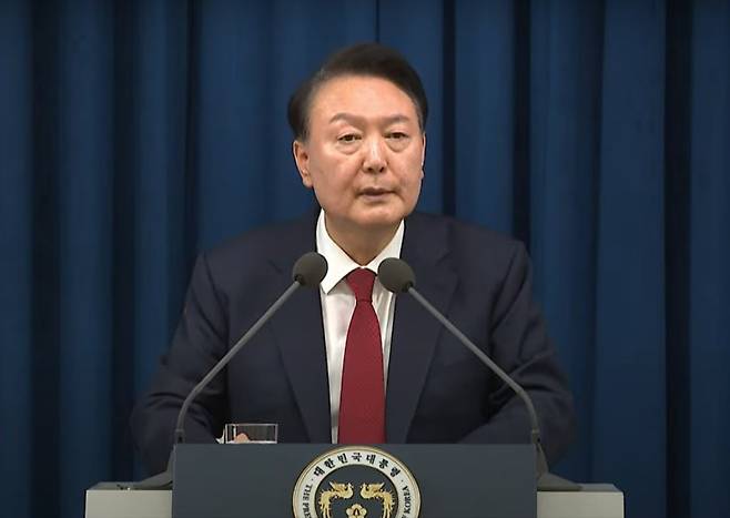 윤석열 대통령이 지난 3일 밤 서울 용산 대통령실 청사에서 긴급 대국민 특별 담화를 하고 있다. (KTV 캡쳐) /사진=뉴스1