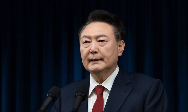 윤석열 대통령이 지난 7일 서울 용산 대통령실 브리핑룸에서 비상계엄과 관련해 대국민 담화를 열어 사과를 하고 있다. 대통령실 제공