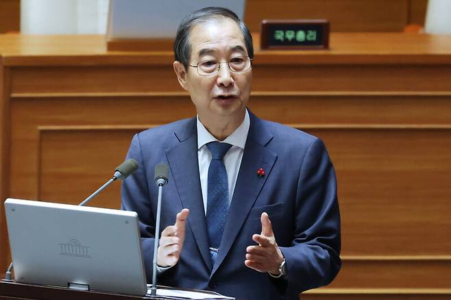 한덕수 국무총리가 11일 오후 국회 본회의에서 진행된 긴급 현안질문에서 답하고 있다. 연합뉴스