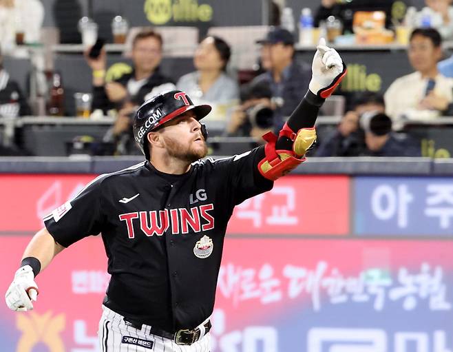 2024 프로야구 KBO 포스트시즌 kt위즈와 LG트윈스의 준플레이오프(준PO) 3차전 경기가 8일 오후 수원kt위즈파크에서 열렸다. 5회초 1사 1,2루 오스틴이 역전 스리런홈런을 치고 홈인해 관중석을 향해 하트를 보내고 있다. 수원=김민규 기자 mgkim1@edaily.co.kr /2024.10.08/